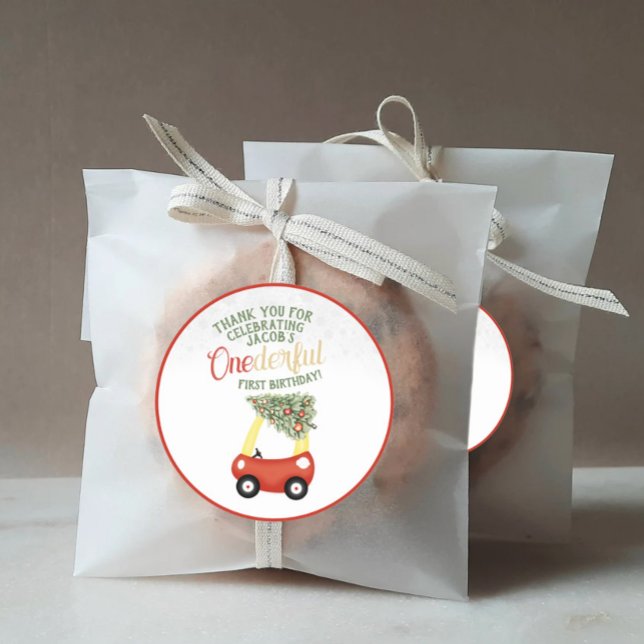 Red cosy coupe car zu einer derful Time of Year Runder Aufkleber (Von Creator hochgeladen)