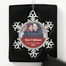 Red Damask Mrs & Mrs. Lesbian 1. Schneeflocken Zinn-Ornament