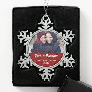 Red Damask Mrs & Mrs. Lesbian 1. Schneeflocken Zinn-Ornament