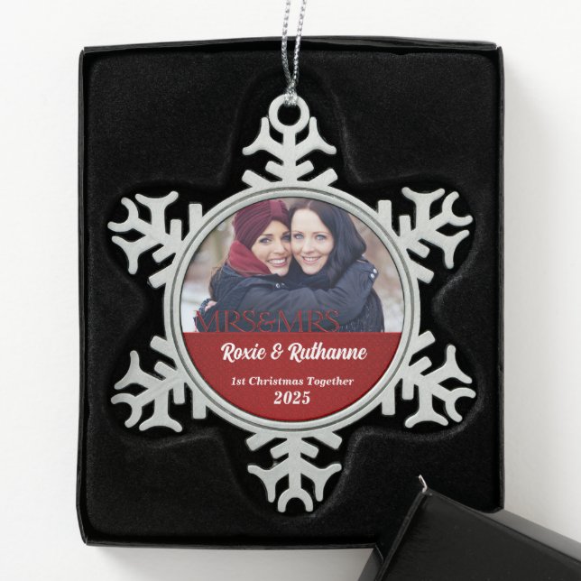 Red Damask Mrs & Mrs. Lesbian 1. Schneeflocken Zinn-Ornament (Box)