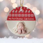 Red Deer Tree Pattern Baby's 1st Christmas Foto Keramik Ornament<br><div class="desc">Ein altmodisches Weihnachtsbaum und ein Rentier Raute Pullover-Muster in Rot über Ihrem personalisierten Text für das erste Weihnachtsfest Ihres Babys. Diese Geschenkschmuck mit einem wunderschönen neugeborenen Foto im nostalgischen Xmas-Design können Sie individuell gestalten. Ein großartiges Geschenk für neue Großeltern.</div>