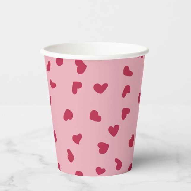 Red Doodled Hearts on Pink Pappbecher (Vorderseite)