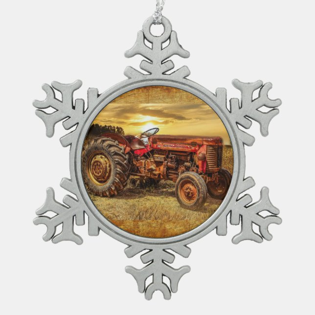 Red Farm Traktor Schneeflocken Zinn-Ornament (Vorderseite)
