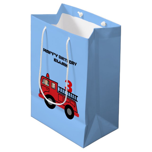 Red Fire Truck Kid's Birthday Foto Custom Mittlere Geschenktüte (Vorderseite Schrägansicht)