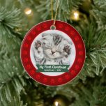 Red First Christmas Pet Kitten Foto Paws Custom Keramik Ornament<br><div class="desc">"Mein erstes Weihnachten." Feiern Sie die Ankunft Ihres neuen Haustieres im vergangenen Jahr! Ein roter Banner mit dem Namen und dem Jahr Ihres Haustieres in weißer Schrift überträgt das eigene Foto Ihres Kätzchens oder Welpen. Ein spielerischer Rahmen mit roten Pfoten und Ziegelrot umgibt ihn. Genießen Sie die Wärme und Freude...</div>