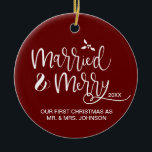 Red First Christmas Verheiratet und Merry Foto Keramik Ornament<br><div class="desc">Die Ornamente, die es immer auf unserem Baum ausmachen, sind personalisiert. Sie können es verlassen oder die aquamarine Hintergrundfarbe ändern und dieses Ornament anpassen, um sich an Ihre erste Weihnachtszeit als Mr. und Mrs. zu erinnern. Ersetzen Sie das Foto auf der Rückseite mit Ihrem Hochzeitsfest-Foto. Rot-Bordeaux-Farbe. Ein perfektes Geschenk für...</div>