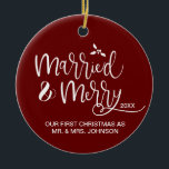 Red First Christmas Verheiratet und Merry Foto Keramik Ornament<br><div class="desc">Die Ornamente, die es immer auf unserem Baum ausmachen, sind personalisiert. Sie können es verlassen oder die aquamarine Hintergrundfarbe ändern und dieses Ornament anpassen, um sich an Ihre erste Weihnachtszeit als Mr. und Mrs. zu erinnern. Ersetzen Sie das Foto auf der Rückseite mit Ihrem Hochzeitsfest-Foto. Rot-Bordeaux-Farbe. Ein perfektes Geschenk für...</div>