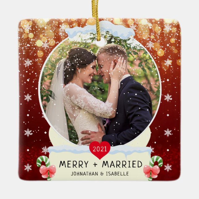 Red First Merry + Verheiratet White Snow Globe Keramikornament (Vorderseite)