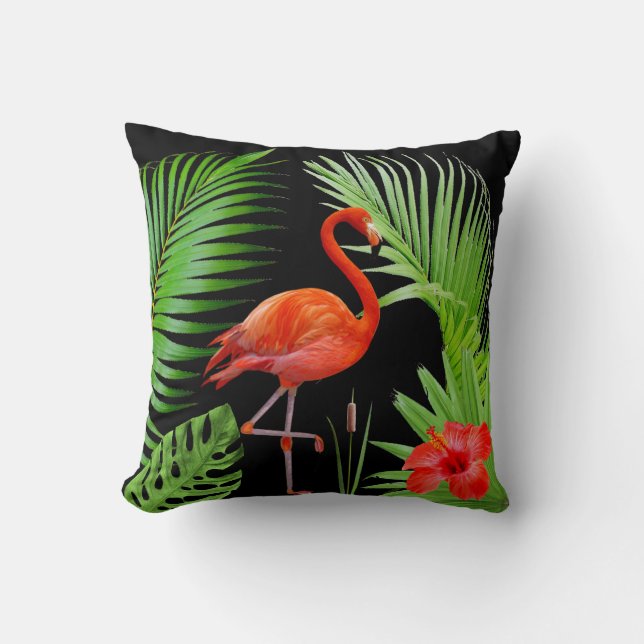 Red Flamingo, Hibiskus & Palm Blätter auf Black Kissen (Vorderseite)