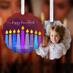 Red Foto Hanukkah Menorah Candles Modern Boho<br><div class="desc">"Happy Hanukkah." Eine spielerische, moderne, künstlerische Illustration von Boho Musterkerzen und handgeschriebenen Kalligrafien helfen Ihnen, den Urlaub in Hanukka stilvoll zu gestalten. Die blauen Kerzen mit bunten Imitat-Folienmustern überlagern auf der Vorderseite einen reichen, ziegelroten Hintergrund. Dein Lieblings-Foto schmückt den Rücken. Genießen Sie die Wärme und Freude der Ferienzeit, wenn Sie...</div>