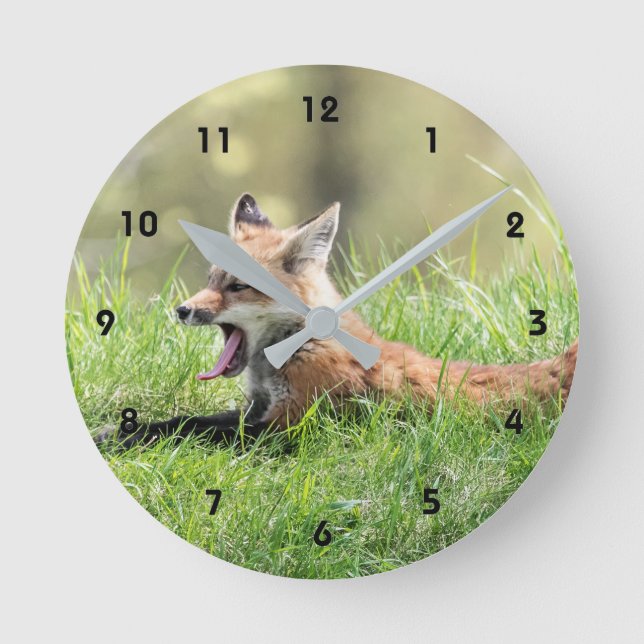Red Fox Kit Yawning Runde Wanduhr (Vorderseite)