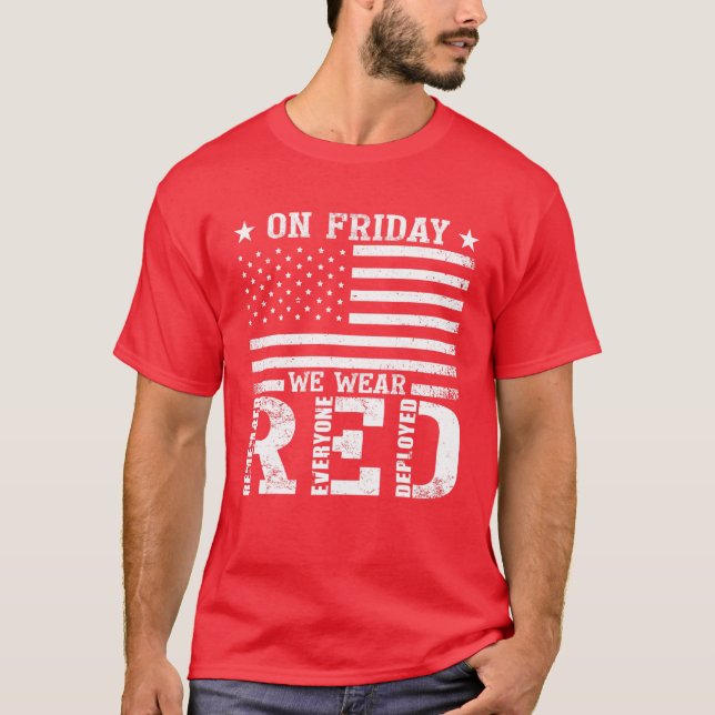 RED Friday Remember Every Deployed USA Flag Arm T-Shirt (Vorderseite)
