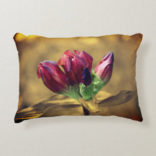 Red Gentian Blume Sepia teilweise Farbe Dekokissen