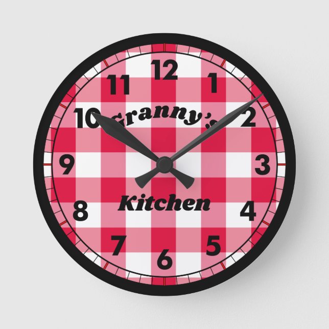 Red Gingham Black Retro Name Runde Wanduhr (Vorderseite)
