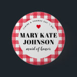 Red Gingham Country Wedding Trauzeugin Name Button<br><div class="desc">Eine unterhaltsame Art,  einer Mischfamilie zu helfen,  zu erfahren,  wer wer ist,  diese karierten Gingham Gingham-Tags für Hochzeitsfeiern sind eine leichte Ergänzung zu Begrüßungstaschen,  Probe-Dinner-Tischen,  Verlobungs-Party-Alben und vielem mehr. Gib der Trauzeugin einen,  und sie werden ihren Namen nie vergessen.</div>