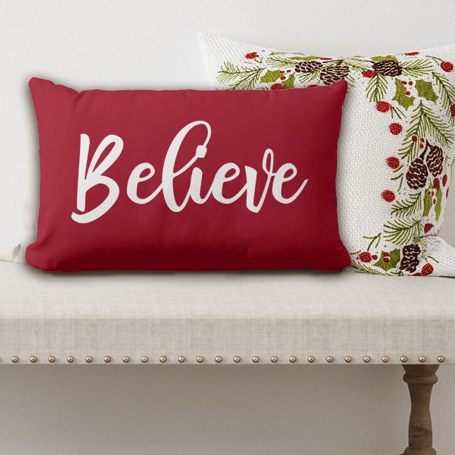 Red Glaube Script Weihnachtskissen Lendenkissen (Believe Christmas pillow in an elegant script font. so pretty for your Christmas decor.)