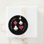 Red Glitzer Card Anzug Hochzeitdatum und -name Geschenkanhänger<br><div class="desc">Der ideale Gefallen oder Geschenk-Tag,  um Ihre Las Vegas Hochzeit personalisieren,  anpassen Sie diese funkelnd,  Imitat roten Glitzer,  schwarz und weiß Kreis Tags und hinzufügen zu begrüßen Taschen,  Gastgeschenke und mehr.</div>