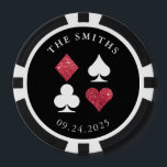 Red Glitzer Card Anzug Hochzeitdatum und -name Pokerchips<br><div class="desc">Die perfekte Gaumenfreude oder Tischdekoration,  um Ihre Hochzeit in Las Vegas zu personalisieren,  diese funkelnd,  Imitat roten Glitzer,  schwarzen und weißen Poker Chips und setzen Sie Ihre einzigartige Note auf die glamouröse Veranstaltung.</div>