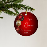 Red gold baubles Christmas Keramik Ornament<br><div class="desc">Ein roter Farbverlauf. Rot und goldfarben dekoriert. Personalisieren Sie Ihren Namen,  Jahr. Text: Frohe Weihnachten</div>