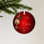 Red gold baubles classic Christmas Ornament Aus Metall<br><div class="desc">Ein roter Farbverlauf. Rot und goldfarben dekoriert. Personalisieren Sie Ihren Namen,  Jahr. Text: Frohe Weihnachten</div>