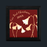 Red Gold Blume Romantische Erste Weihnachtsfeier Erinnerungskiste<br><div class="desc">Diese elegante und stilvolle Rot-Gold-Blume-Geschenkboxen ist eine elegante und romantische Gedenkstätte für Ihre ersten Weihnachten zusammen verbracht als Paar oder verheiratet, und Sie können es jedes Jahr als Gedenkdekoration. Die Blume wächst immer mit zwei Blüten an einem Stamm, untrennbar, genau wie Sie beide. Personalisieren Sie diese Geschenkboxen ganz einfach auf...</div>