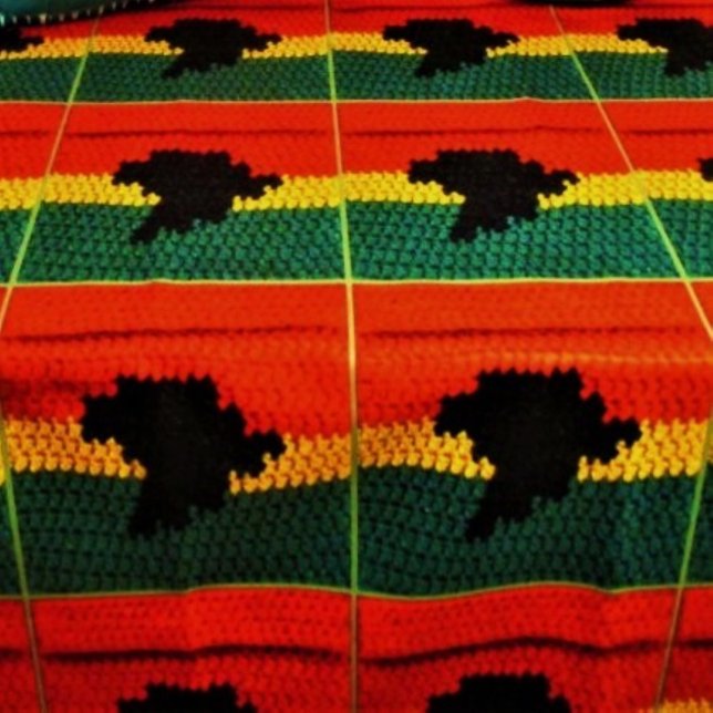 Red Gold Green Black Africa Map Crochet Print on Sherpadecke (Von Creator hochgeladen)