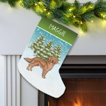 Red Golden Retriever Blue Christmas Individuelle N Kleiner Weihnachtsstrumpf<br><div class="desc">Desteis originelle Cartoon-Illustration eines niedlichen mahagoniroten oder rötlich-braunen Golden Retriever Rasse Hund. Der Hund ist in einer Winterlandschaft mit drei grünen Tannenbäumen und fallendem Schnee untergebracht. Der Hintergrund ist ein blaues bis weißes Gefälle, das das Design des kalten Wintertages verleiht. Oben befindet sich auch eine grüne Gradientenlinie mit einem personalisierbaren...</div>