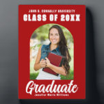 Red Graduate Modern Arch Graduation Party Foto Fotoplatte<br><div class="desc">Diese moderne,  in Rot und Weiß gehaltene,  eigens für den Senioren gestaltete Foto-Plakette mit Ihrem Schulnamen oder der Uni für die Klasse 2023. Passen Sie mit Ihrem Namen unter dem schicken,  fett geschriebenen Drehbuch und dem trendigen Bogen für eine großartige personalisierte Graduierungsparty-Dekoration auf.</div>