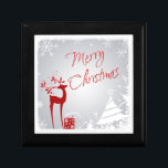 Red Gray Merry Christmas Snowflakes Schmuckbox Erinnerungskiste<br><div class="desc">Einen Liebsten zu Weihnachten etwas Schmuck schenken? Vervollständigen Sie das Paket mit dieser festlich rot, silbergrau und weiß gestreiften Schmuckstück-Geschenkboxen mit einem Reh mit Heilig- und Beerengewächsen, einem roten Geschenk mit Bändern, Schneeflocken, Sternen und einer Vielzahl von Weihnachtsbäumen auf neblig grauem Hintergrund mit einer schneebedeckten Grenze. Sie wird es für...</div>