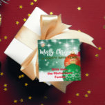 Red Green Christmas Baubles Winter Wonderland Geschenkanhänger<br><div class="desc">Personalisiertes Weihnachtsgefälteldesign mit rot-grünen Weihnachtsbaubeln auf schneebedecktem,  funkelnd Grün. Der Text ist vollständig anpassbar. Zum Ändern verwenden Sie die Option Personalize. Weitere Änderungen,  z. B. Änderungen am Schriftart,  am Schriftart oder am Textlayout,  können Sie mit der Option Design bearbeiten durchführen.</div>