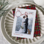 Red & Green Kariert Frohe Weihnachts-Script-Foto<br><div class="desc">Diese schöne, moderne Classic Red & Green Kariert Merry Christmas Script Foto Weihnachts-Weihnachtskarte bietet Ihr Foto für Hochzeiten hinter einer weißen Grenze. Das Wort "Fröhlich" erscheint in der Bruch-Ränder-Manier in den oben links, gefolgt von dem Wort "Weihnachten" in einer schönen, mutigen handgeschriebenen Typografie, beide in reich, festlich rot. Die Karte...</div>