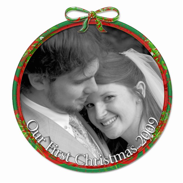 Red & Green Unser erstes Weihnachtsgeschenk Fotoskulptur Ornament (Vorne)