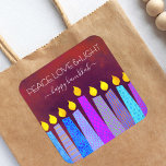 Red Hanukkah Peace Liebe Light Blue Boho Candles Quadratischer Aufkleber<br><div class="desc">"Frieden, Liebe und Licht." Eine spielerische, moderne, künstlerische Illustration von Boho Musterkerzen hilft Ihnen, den Urlaub in Hanukka zu beginnen. Die blauen Kerzen mit bunten Imitat-Folienmustern überlagern einen reichen, tief verbrannten, orangefarbenen Hintergrund. Genießen Sie die Wärme und Freude der Ferienzeit, wenn Sie diesen atemberaubenden, bunten, personalisierten Hanukka Aufkleber benutzen. Matching-Karten,...</div>