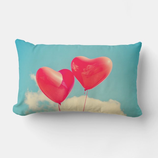 Red Heart Balloons gegen Wolken Himmel Lendenkissen (Vorderseite)