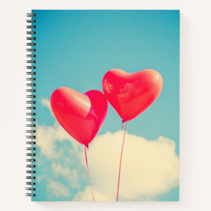 Red Heart Balloons gegen Wolken Himmel Notizbuch