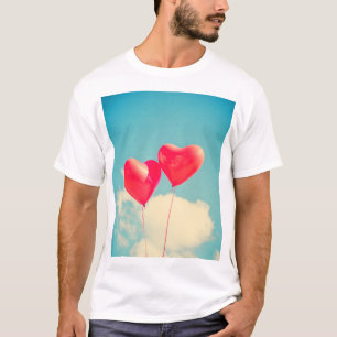 Red Heart Balloons gegen Wolken Himmel T-Shirt