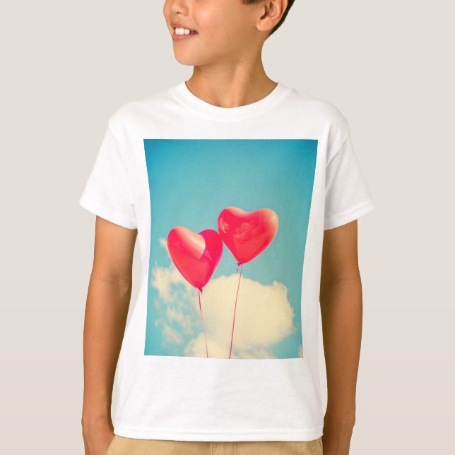 Red Heart Balloons gegen Wolken Himmel T-Shirt (Vorderseite)