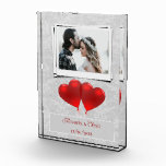 Red Heart Balloons Newlyweds Foto Block<br><div class="desc">Ein besonderes Geschenk für Braut und Bräutigam mit einem Personalisierten Rotherz-Balloons für Hochzeitspaare Foto Block. Foto Blockdesign mit einem Herzballon auf einem zarten,  spitzen Damast-Hintergrund. Personalisieren Sie mit dem Bräutigam und den Namen der Braut zusammen mit dem Hochzeitstag. Zusätzliche Hochzeitswaren und Geschenke sind mit diesem Design ebenfalls erhältlich.</div>