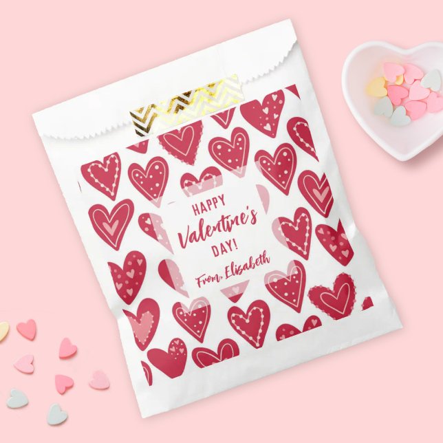 Red Hearts Happy Valentines Day Kids Classrooom Geschenktütchen (A cute red heart pattern treat bag. Personalize them for a kids classroom Valentines day exchange)