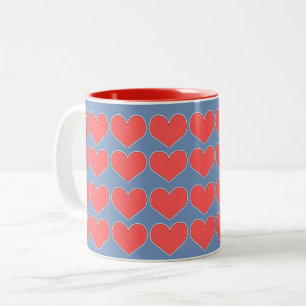 Red Hearts on Blue Pattern Zweifarbige Tasse