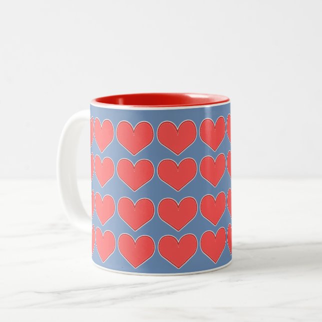 Red Hearts on Blue Pattern Zweifarbige Tasse (Vorderseite Links)
