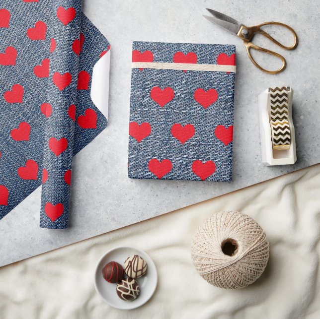 Red Hearts on Denim Wrapping Paper Geschenkpapier (Kunsthandwerk)