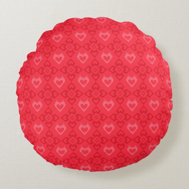 Red Ikat Style Herzmuster Rundes Kissen (Vorderseite)