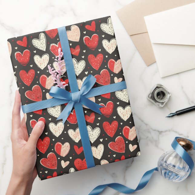 Red & Ivory Hearts on Black Geschenkpapier (Schenken)