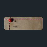 Red Jingle Bell and Twine Christmas Gift Labels<br><div class="desc">Dieses Weihnachts- und Ab-Geschenketikett enthält eine rote Jingle-Glocke mit einem Imitat Kraftsackpapier-Look Hintergrund. Ideal für alle Geschenke im Landstil,  die diese Urlaubssaison brauchen.</div>