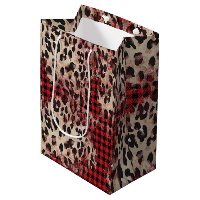 Red Kariert Cheetah Print Funky Christmas Mittlere Geschenktüte (Vorderseite Schrägansicht)