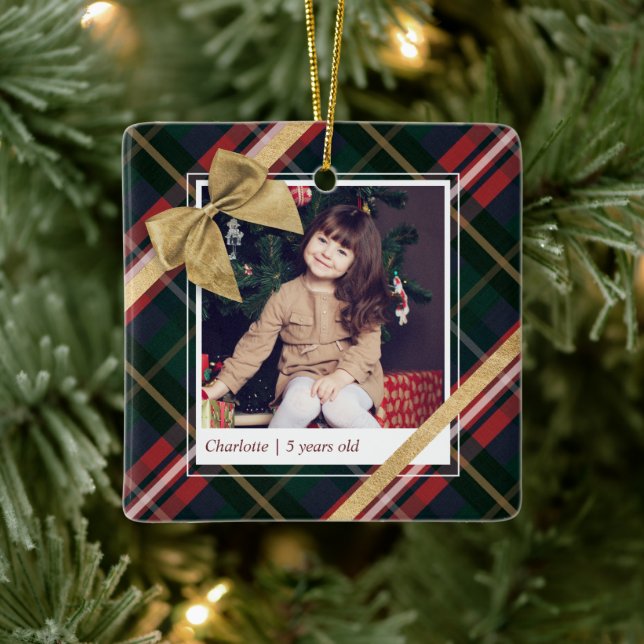 Red Kariert Gift Wrapped & Gold Bow Dieses Foto Keramikornament (Baum)