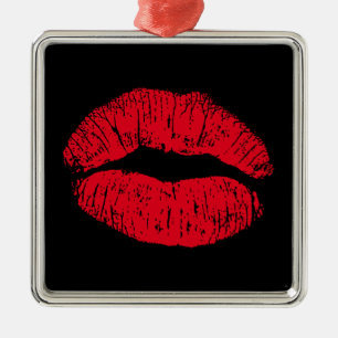 Red Kissing Lips auf schwarz Ornament Aus Metall