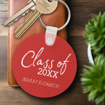 Red - Klasse der ADD IHR JAHR Graduation Party Schlüsselanhänger<br><div class="desc">Fügen Sie diesem skurrilen Design ein Jahr hinzu. Dieses kann für jeden Absolventen oder Wiedersehen verwendet werden - High School,  Uni,  Graduate School,  Krankenpflege,  med school oder sogar Fachschule.</div>
