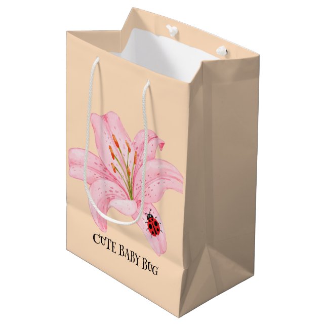 Red Ladybug Rosa Lily Blume individuelle Name Mittlere Geschenktüte (Vorderseite Schrägansicht)